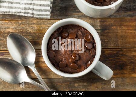 Mug au four à micro-ondes au chocolat maison Brownie prêt à manger Banque D'Images