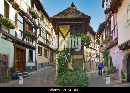 EGUISHEIM, rue du Rempart, à Eguisheim, avec ses rues pavées traditionnelles et ses jardinières, village viticole médiéval d'Alsace Banque D'Images