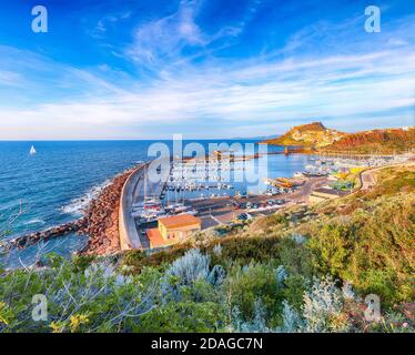 Vue étonnante de la ville médiévale de Castelsardo. Paysage urbain du port de Castelsardo. Lieu: Castelsardo, province de Sassari, Sardaigne, Italie, Europe Banque D'Images