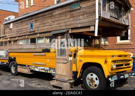 Pontiac, Illinois / États-Unis - 23 septembre 2020 : l'autobus scolaire de Bob Waldmire est stationné au musée de la route 66. Banque D'Images