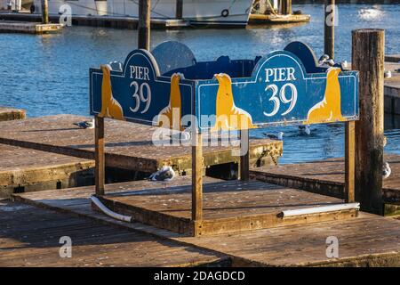 Pier 39 Fisherman's Wharf est devenu une attraction touristique majeure à San Francisco, États-Unis. Banque D'Images