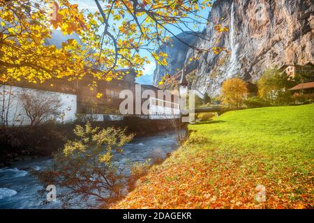 Captivante vue d'automne de l'église de Lauterbrunnen . Lieu: Village de Lauterbrunnen, Berner Oberland, Suisse, Europe. Banque D'Images