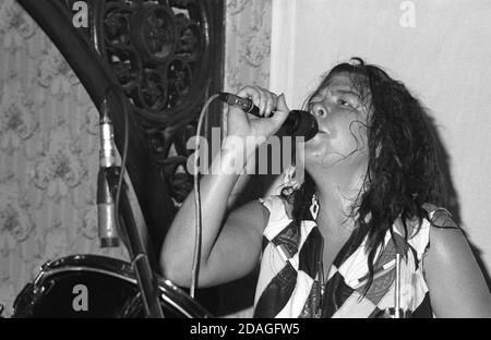 Lori Barbero, batteur du groupe de Minneapolis Babes à Toyland, sur scène à Esquires, Bedford, Angleterre, 05/10/1990. Banque D'Images