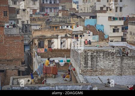 Varanasi, Inde, janvier 2016. Vue sur les terrasses de la vieille ville. Banque D'Images