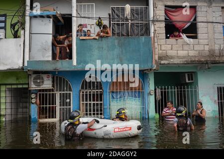 Villahermosa, Mexique. 11 novembre 2020. Les services d'urgence évacuent les personnes avec des canots en caoutchouc. Environ dix mille personnes ont été évacuées en raison des inondations dans l'État de Tabasco. Credit: Armando Vega/dpa/Alay Live News Banque D'Images