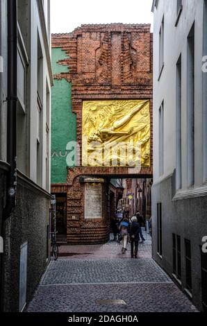 Construite dans les années 1920, Boettcher Street, cette fascinante allée de 110 mètres de long abrite des boutiques et des restaurants, des musées, des ateliers et un carillon. Banque D'Images