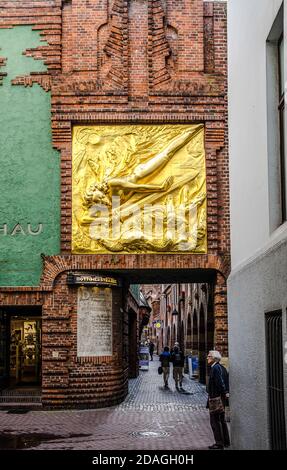 Construite dans les années 1920, Boettcher Street, cette fascinante allée de 110 mètres de long abrite des boutiques et des restaurants, des musées, des ateliers et un carillon. Banque D'Images