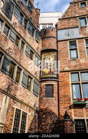 Construite dans les années 1920, Boettcher Street, cette fascinante allée de 110 mètres de long abrite des boutiques et des restaurants, des musées, des ateliers et un carillon. Banque D'Images