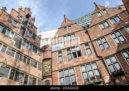 Construite dans les années 1920, Boettcher Street, cette fascinante allée de 110 mètres de long abrite des boutiques et des restaurants, des musées, des ateliers et un carillon. Banque D'Images