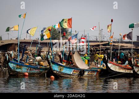 Excursion en bateau à travers le lagon, Abidjan, Côte d'Ivoire Banque D'Images