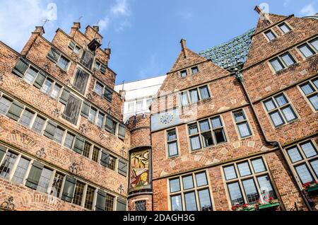 Construite dans les années 1920, Boettcher Street, cette fascinante allée de 110 mètres de long abrite des boutiques et des restaurants, des musées, des ateliers et un carillon. Banque D'Images