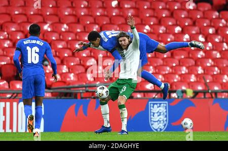 Jude Bellingham (en haut), en Angleterre, et Jeff Hendrick, en République d'Irlande, se battent pour le ballon lors de l'amicale internationale au stade Wembley, à Londres. Banque D'Images