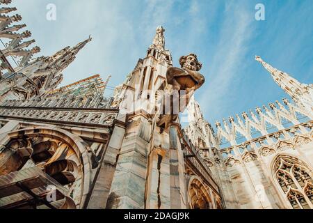 Toit de la cathédrale de Milan Duomo di Milano avec des flèches gothiques et des statues en marbre blanc. Attraction touristique de haut niveau sur la piazza à Milan, Lombardie, Italie. Vue panoramique sur l'architecture et l'art gothiques anciens Banque D'Images