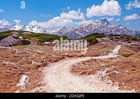 Sentier et montagnes des Dolomites, Parc naturel de Fanes-Sennes-Baies, Italie Banque D'Images