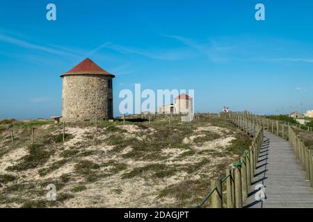 moulin d'Apúlia côte à côte avec la plage dans le nord du Portugal. Côte nord du Portugal, litoral norte. Sable et allées. Chemins de Santiago. Banque D'Images