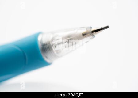 Pointe macro d'un crayon mécanique sur fond blanc Banque D'Images