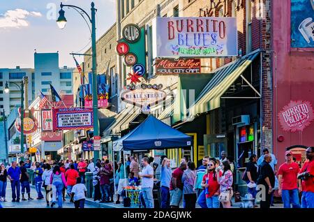 Les touristes se regroupent sur Beale Street, le 12 septembre 2015, à Memphis, Tennessee. Banque D'Images