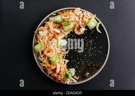 Salade de légumes asiatiques aux crevettes sur fond noir Banque D'Images