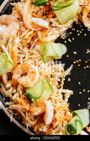 Salade de légumes asiatiques aux crevettes sur fond noir Banque D'Images