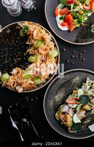 Salade de légumes asiatiques aux crevettes sur fond noir Banque D'Images