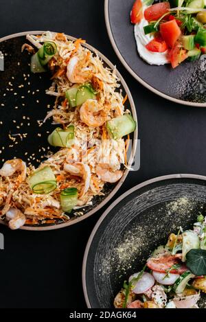 Salade de légumes asiatiques aux crevettes sur fond noir Banque D'Images
