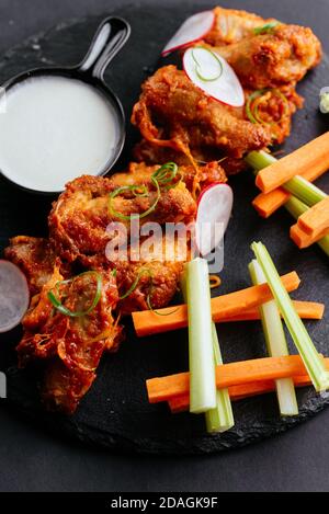 Ailes de poulet de style asiatique, légumes frais Banque D'Images