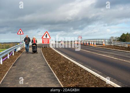 Talaplow, Buckinghamshire, Royaume-Uni. 12 novembre 2020. Dans le cadre de la mise à niveau de l'autoroute M4 Smart, suite à la démolition du pont Lake End Road près de Dorney Village en octobre, un nouveau pont de remplacement traversant la M4 a été ouvert à la circulation cette semaine pour la première fois. Le grand projet d'ingénierie a eu un impact préjudiciable sur la campagne locale avec la destruction des arbres et des haies ainsi que l'achat obligatoire de terres agricoles. Les résidents locaux ont été soumis à beaucoup de bruit, de poussière et de désagréments. Crédit : Maureen McLean/Alay Live News Banque D'Images