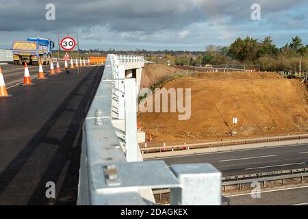 Talaplow, Buckinghamshire, Royaume-Uni. 12 novembre 2020. Dans le cadre de la mise à niveau de l'autoroute M4 Smart, suite à la démolition du pont Lake End Road près de Dorney Village en octobre, un nouveau pont de remplacement traversant la M4 a été ouvert à la circulation cette semaine pour la première fois. Le grand projet d'ingénierie a eu un impact préjudiciable sur la campagne locale avec la destruction des arbres et des haies ainsi que l'achat obligatoire de terres agricoles. Les résidents locaux ont été soumis à beaucoup de bruit, de poussière et de désagréments. Crédit : Maureen McLean/Alay Live News Banque D'Images