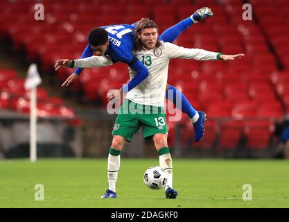 Jude Bellingham (à gauche), en Angleterre, et Jeff Hendrick, en République d'Irlande, se battent pour le bal lors de l'amicale internationale au stade Wembley, à Londres. Banque D'Images