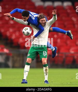 Jude Bellingham (à gauche), en Angleterre, et Jeff Hendrick, en République d'Irlande, se battent pour le bal lors de l'amicale internationale au stade Wembley, à Londres. Banque D'Images