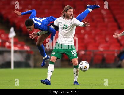 Jude Bellingham (à gauche), en Angleterre, et Jeff Hendrick, en République d'Irlande, se battent pour le bal lors de l'amicale internationale au stade Wembley, à Londres. Banque D'Images