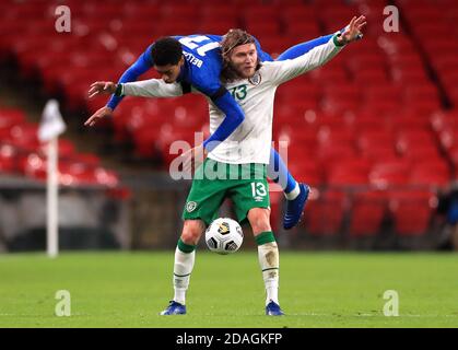 Jude Bellingham (à gauche), en Angleterre, et Jeff Hendrick, en République d'Irlande, se battent pour le bal lors de l'amicale internationale au stade Wembley, à Londres. Banque D'Images