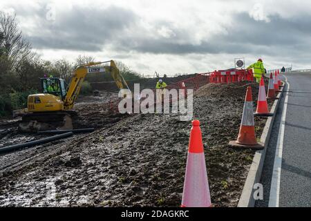 Talaplow, Buckinghamshire, Royaume-Uni. 12 novembre 2020. Dans le cadre de la mise à niveau de l'autoroute M4 Smart, suite à la démolition du pont Lake End Road près de Dorney Village en octobre, un nouveau pont de remplacement traversant la M4 a été ouvert à la circulation cette semaine pour la première fois. Le grand projet d'ingénierie a eu un impact préjudiciable sur la campagne locale avec la destruction des arbres et des haies ainsi que l'achat obligatoire de terres agricoles. Les résidents locaux ont été soumis à beaucoup de bruit, de poussière et de désagréments. Crédit : Maureen McLean/Alay Live News Banque D'Images