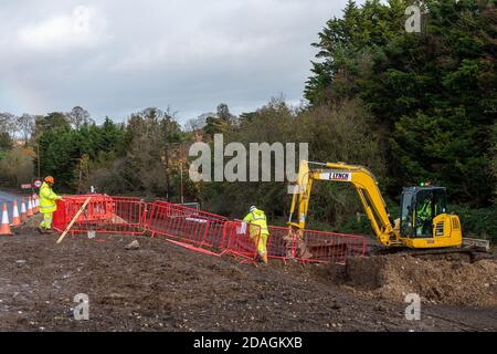 Talaplow, Buckinghamshire, Royaume-Uni. 12 novembre 2020. Dans le cadre de la mise à niveau de l'autoroute M4 Smart, suite à la démolition du pont Lake End Road près de Dorney Village en octobre, un nouveau pont de remplacement traversant la M4 a été ouvert à la circulation cette semaine pour la première fois. Le grand projet d'ingénierie a eu un impact préjudiciable sur la campagne locale avec la destruction des arbres et des haies ainsi que l'achat obligatoire de terres agricoles. Les résidents locaux ont été soumis à beaucoup de bruit, de poussière et de désagréments. Crédit : Maureen McLean/Alay Live News Banque D'Images