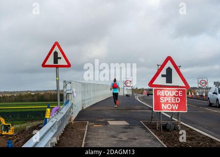 Talaplow, Buckinghamshire, Royaume-Uni. 12 novembre 2020. Dans le cadre de la mise à niveau de l'autoroute M4 Smart, suite à la démolition du pont Lake End Road près de Dorney Village en octobre, un nouveau pont de remplacement traversant la M4 a été ouvert à la circulation cette semaine pour la première fois. Le grand projet d'ingénierie a eu un impact préjudiciable sur la campagne locale avec la destruction des arbres et des haies ainsi que l'achat obligatoire de terres agricoles. Les résidents locaux ont été soumis à beaucoup de bruit, de poussière et de désagréments. Crédit : Maureen McLean/Alay Live News Banque D'Images