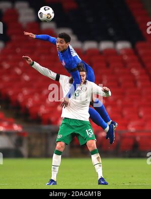 Jude Bellingham (en haut), en Angleterre, et Jeff Hendrick, en République d'Irlande, se battent pour le ballon lors de l'amicale internationale au stade Wembley, à Londres. Banque D'Images