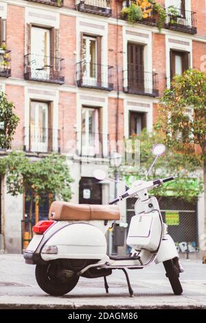 moto blanche garée dans la rue Banque D'Images