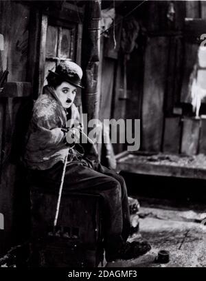 DATE DE SORTIE: 26 juin 1925 TITRE: The Gold Rush STUDIO: Charles Chaplin Productions DIRECTEUR: Charlie Chaplin PARCELLE: Dans cette comédie silencieuse classique, le Little Trap (Charles Chaplin) se dirige vers le nord pour rejoindre la ruée vers l'or du Klondike. Piégé dans une petite cabine par un blizzard, le champ est forcé de partager ses quartiers étroits avec un prospecteur réussi (Mack Swain) et un fugitif (Tom Murray). Finalement capable de quitter la cabine, il tombe pour une belle femme de ménage (Georgia Hale), essayant vaillamment de gagner ses affections. Quand le prospecteur a besoin d'aide pour localiser sa réclamation, il semble que les fortunes de Trap mai chan Banque D'Images