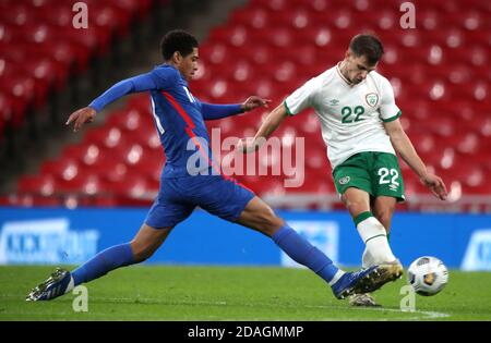 Le Jayson Molumby (à droite) de la République d'Irlande et le Jude Bellingham de l'Angleterre se battent pour le ballon lors de l'amicale internationale au Wembley Stadium, Londres. Banque D'Images