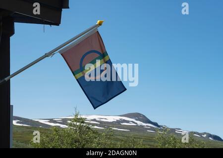 Drapeau sami suspendu à l'extérieur de la cabane de montagne de Låddejåhkå le long de la piste Padjelantaleden, parc national de Padjelanta, Laponie, Suède Banque D'Images