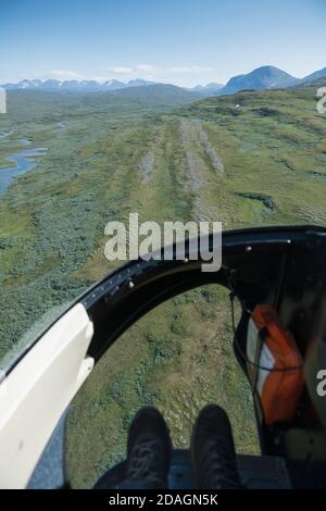Pieds en hélicoptère, taxi aérien survolant Padjelantaleden Trail en direction de Kvikkjokk, Laponie, Suède Banque D'Images