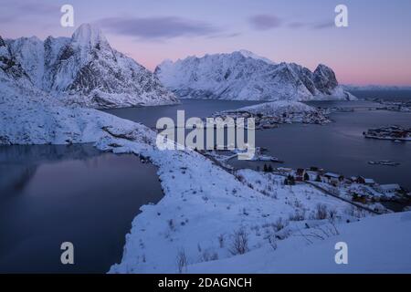 En hiver, survoquez les villages insulaires près de Reine, Moskenesøy, îles Lofoten, Norvège Banque D'Images