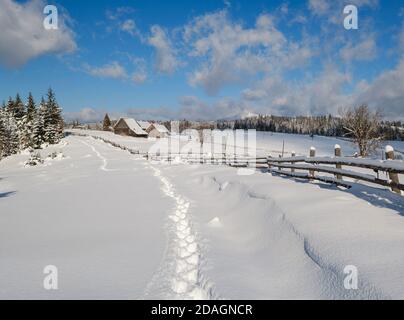 Campagne collines, bosquets et terres agricoles en hiver village alpin isolé de montagne Banque D'Images