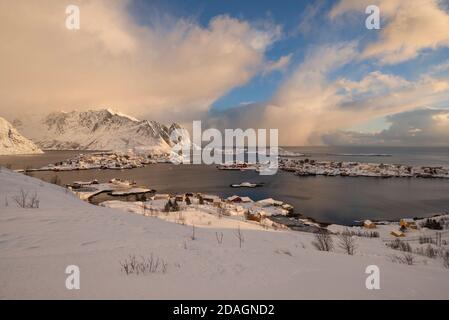 Un temps d'hiver spectaculaire au-dessus de Reine et des villages environnants, Moskenesøy, îles Lofoten, Norvège Banque D'Images