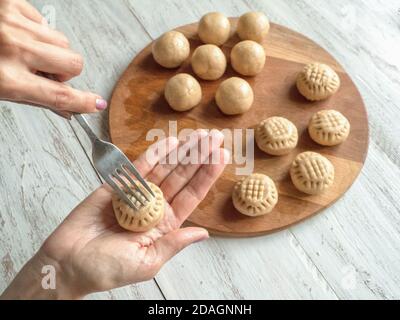 Préparation de biscuits égyptiens 'Kahk El Eid' - biscuits de la fête islamique El Fitr. Bonbons du Ramadan. Banque D'Images