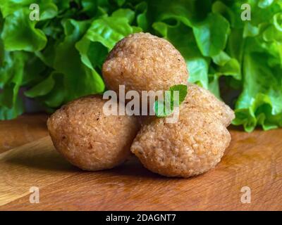 Kibbeh arabe avec agneau et pignons sur une table en bois. Gros plan. Banque D'Images