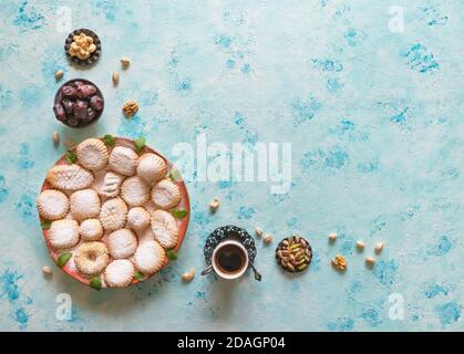 Le ramadan sucreries fond. Biscuits de la fête islamique El Fitr. Cookies arabes Maamoul. Banque D'Images