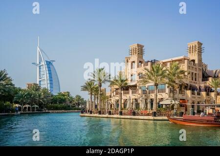 Belle vue sur le célèbre hôtel Burj al Arab. Dhow arabe traditionnel naviguant dans la baie. Banque D'Images