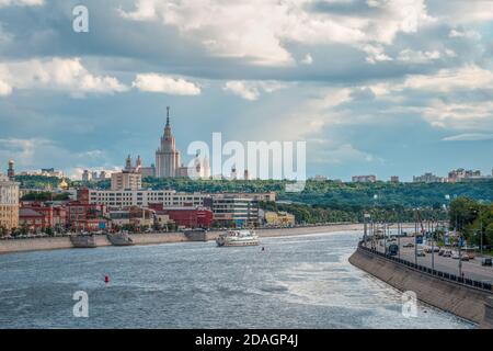 Université sur une colline verdoyante au soleil du soir. Magnifique paysage urbain de la soirée de Moscou. Banque D'Images