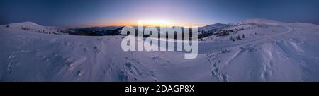 Pittoresque lever de soleil sur les alpes d'hiver. La plus haute crête des Carpates ukrainiens est Chornohora avec des sommets de Hoverla et Petros. Vue de Svydov Banque D'Images